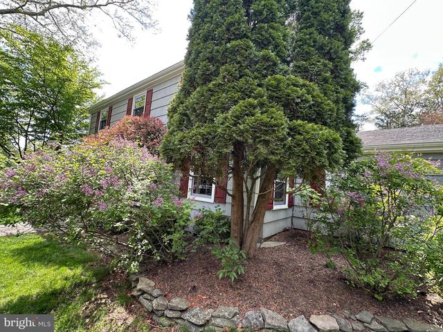 19 FARM RD, Ewing, NJ 08638