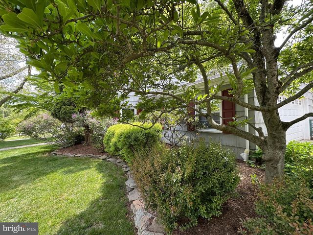 19 FARM RD, Ewing, NJ 08638