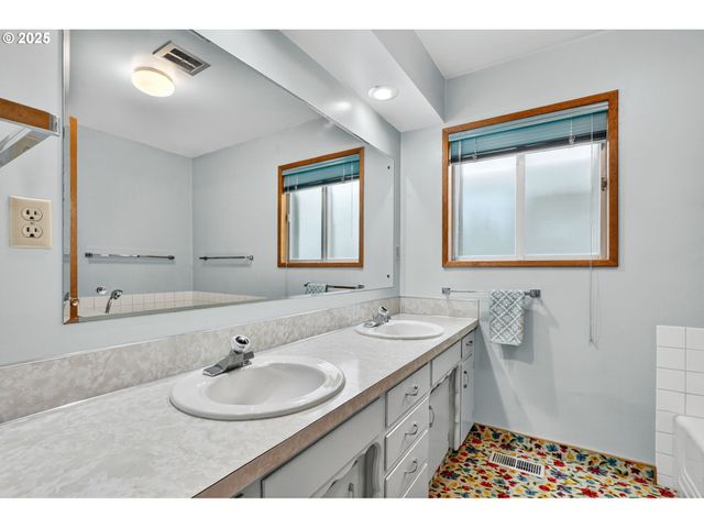 5615 E MAIN St, Hillsboro, OR 97123