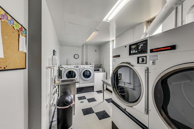 201 Thames Parkway 2K, Park Ridge, IL 60068