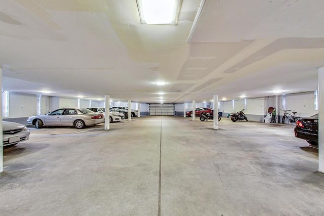 201 Thames Parkway 2K, Park Ridge, IL 60068