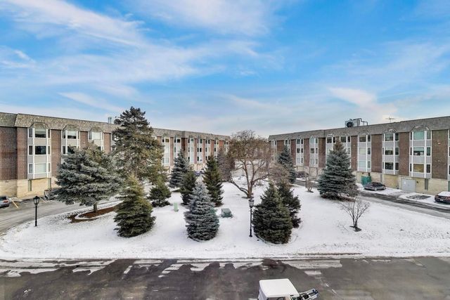 201 Thames Parkway 2K, Park Ridge, IL 60068