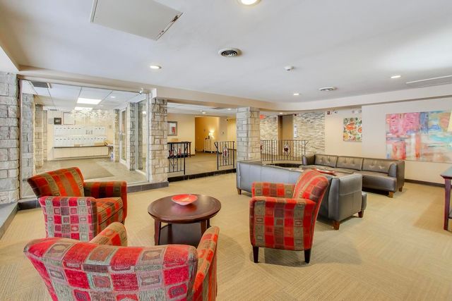 201 Thames Parkway 2K, Park Ridge, IL 60068