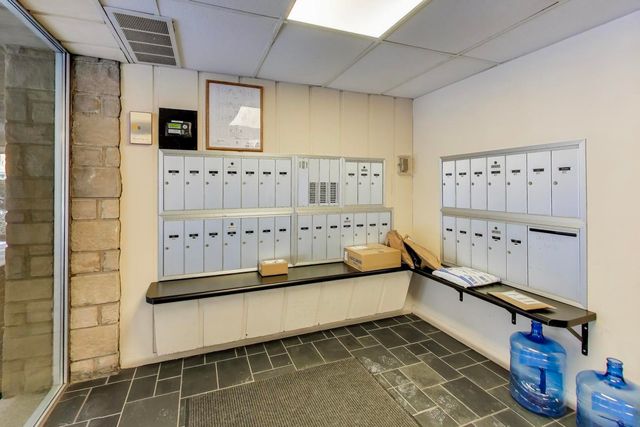 201 Thames Parkway 2K, Park Ridge, IL 60068