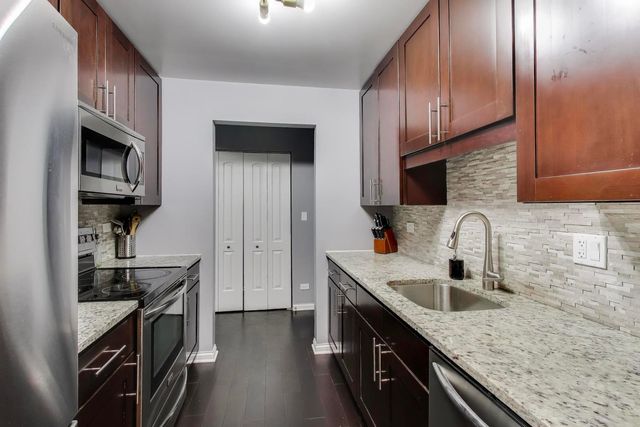 201 Thames Parkway 2K, Park Ridge, IL 60068