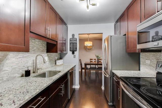 201 Thames Parkway 2K, Park Ridge, IL 60068