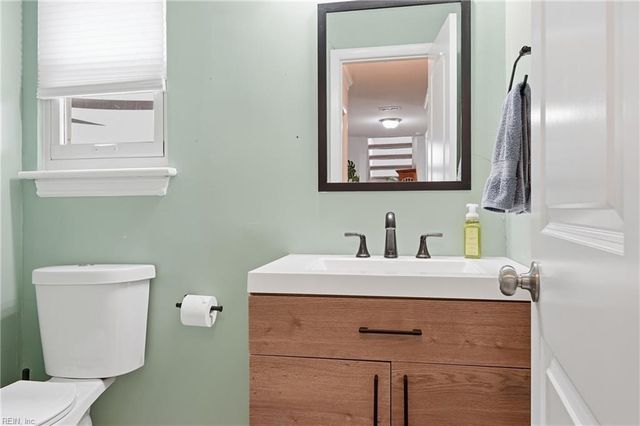 3325 Barberry LN, Virginia Beach, VA 23453