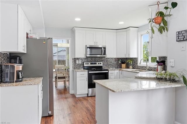 3325 Barberry LN, Virginia Beach, VA 23453