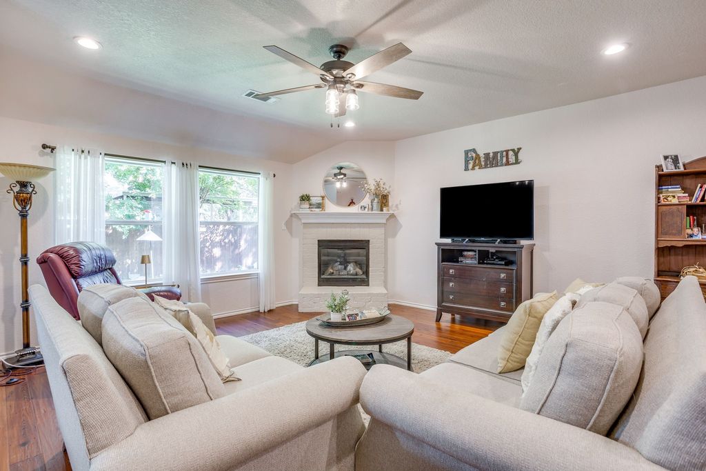 853 Royal Oak Lane, Burleson, TX 76028 — photo 2