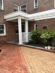 50 Knightsbridge Road 2B, Great Neck, NY 11021