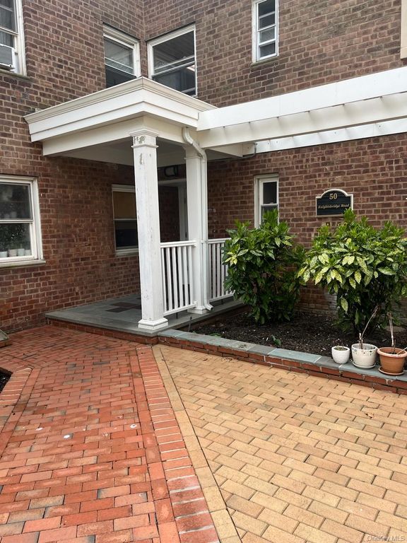 50 Knightsbridge Road 2B, Great Neck, NY 11021