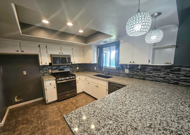 724 E Kanai Avenue, Porterville, CA 93257