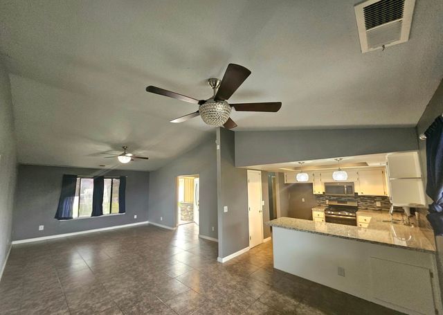 724 E Kanai Avenue, Porterville, CA 93257