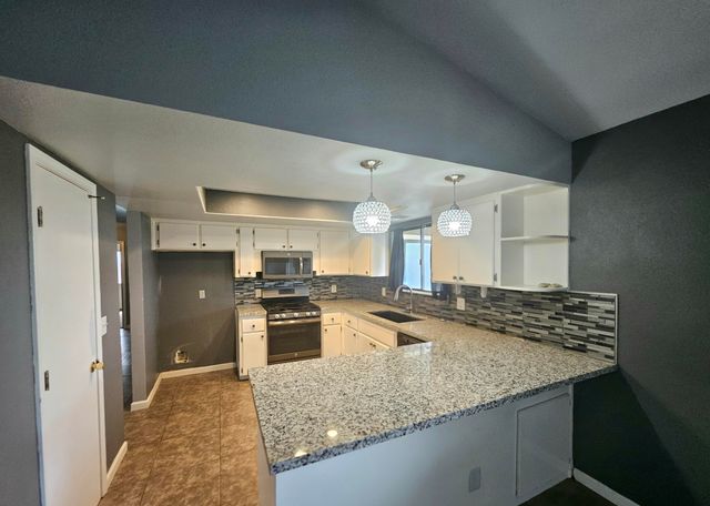 724 E Kanai Avenue, Porterville, CA 93257