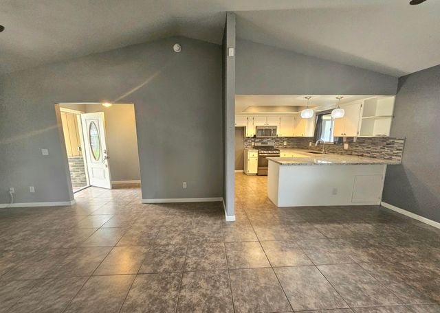 724 E Kanai Avenue, Porterville, CA 93257