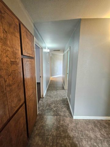 724 E Kanai Avenue, Porterville, CA 93257