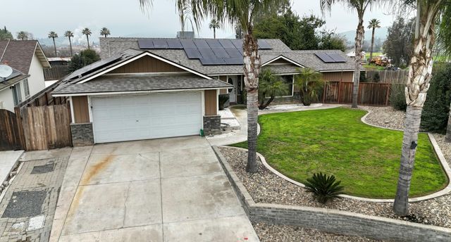 724 E Kanai Avenue, Porterville, CA 93257