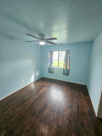 724 E Kanai Avenue, Porterville, CA 93257