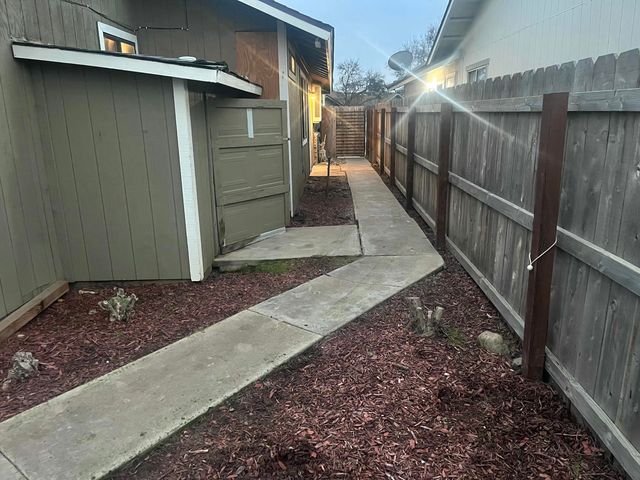 724 E Kanai Avenue, Porterville, CA 93257