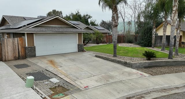 724 E Kanai Avenue, Porterville, CA 93257