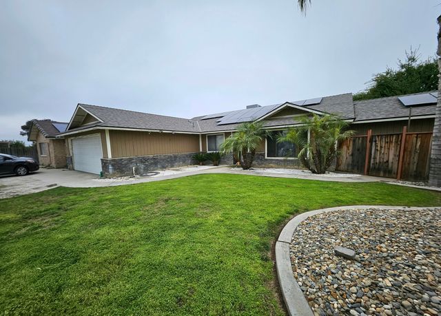 724 E Kanai Avenue, Porterville, CA 93257