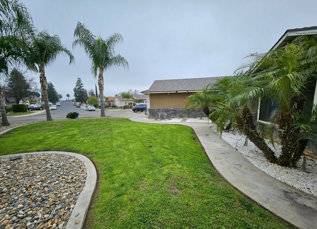 724 E Kanai Avenue, Porterville, CA 93257