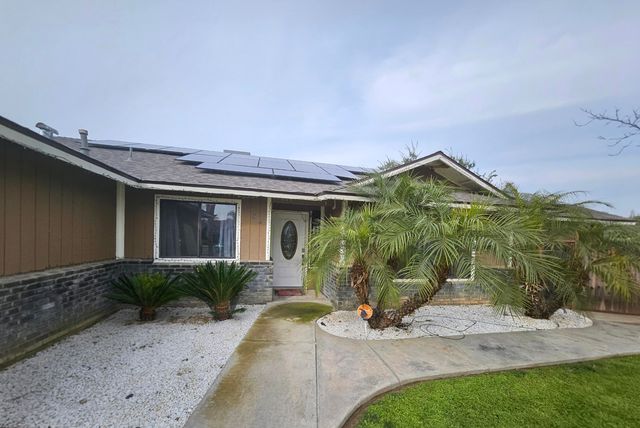 724 E Kanai Avenue, Porterville, CA 93257