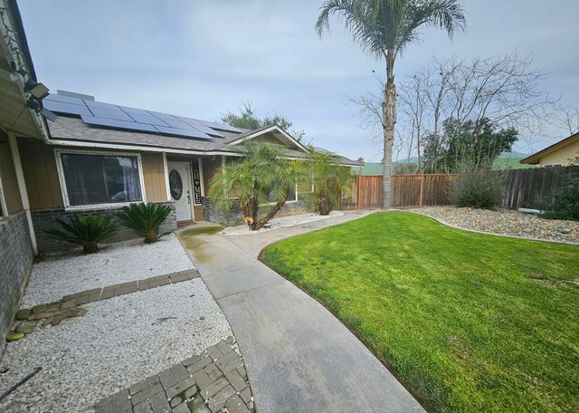 724 E Kanai Avenue, Porterville, CA 93257