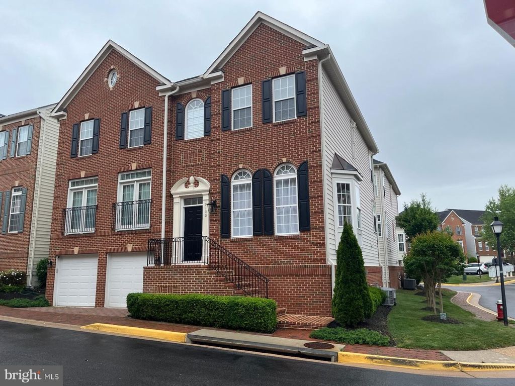 9100 PARK COVE DR, Fort Belvoir, VA 22060
