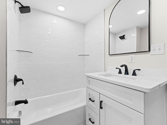 30 OAK LN, Lindenwold, NJ 08021