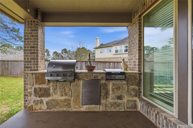 175 Wade Pointe Drive, Montgomery, TX 77316