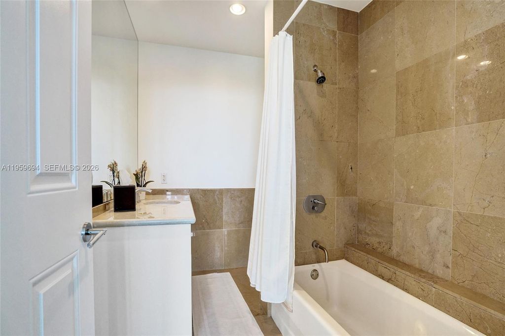 Image 20 of property listing at 1 N Fort Lauderdale Beach Blvd 1806, Fort Lauderdale, FL 33304