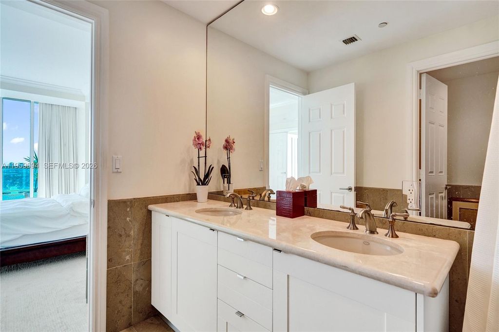 Image 24 of property listing at 1 N Fort Lauderdale Beach Blvd 1806, Fort Lauderdale, FL 33304