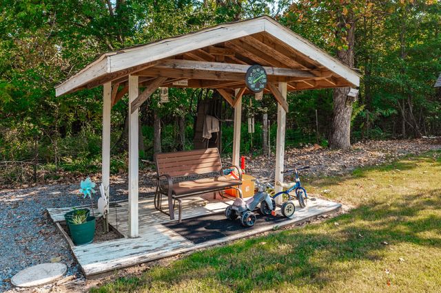 305 Paul Thompson Rd, Bethpage, TN 37022