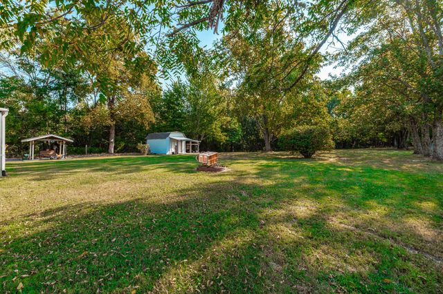 305 Paul Thompson Rd, Bethpage, TN 37022
