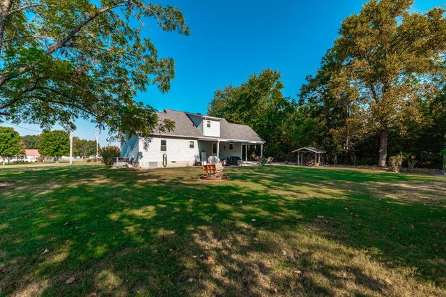 305 Paul Thompson Rd, Bethpage, TN 37022