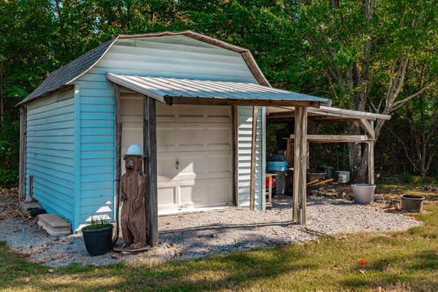 305 Paul Thompson Rd, Bethpage, TN 37022