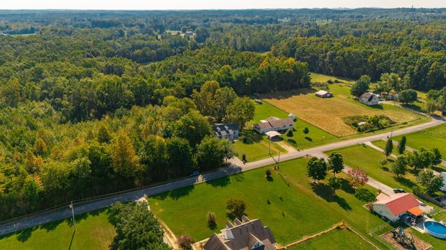 305 Paul Thompson Rd, Bethpage, TN 37022
