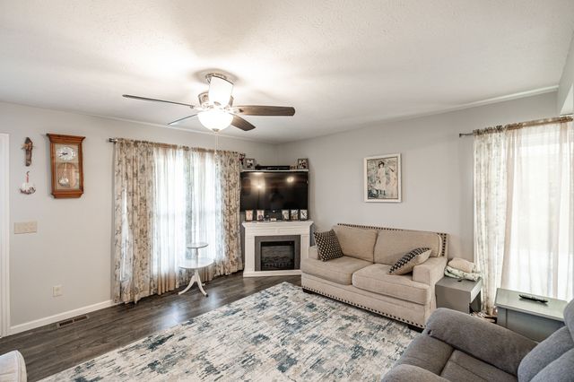 305 Paul Thompson Rd, Bethpage, TN 37022