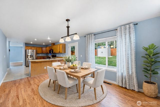 1062 NW Redwing Drive, Oak Harbor, WA 98277