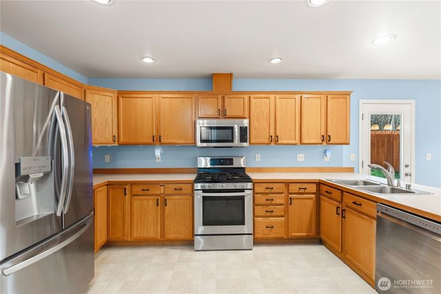 1062 NW Redwing Drive, Oak Harbor, WA 98277