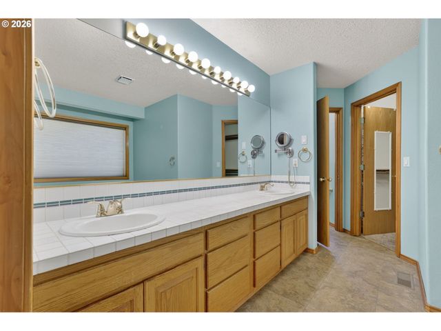 12405 COMINGER Dr, Oregon City, OR 97045