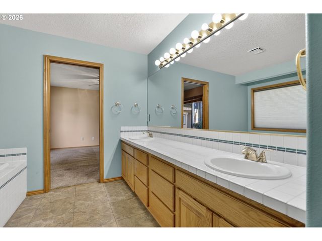 12405 COMINGER Dr, Oregon City, OR 97045