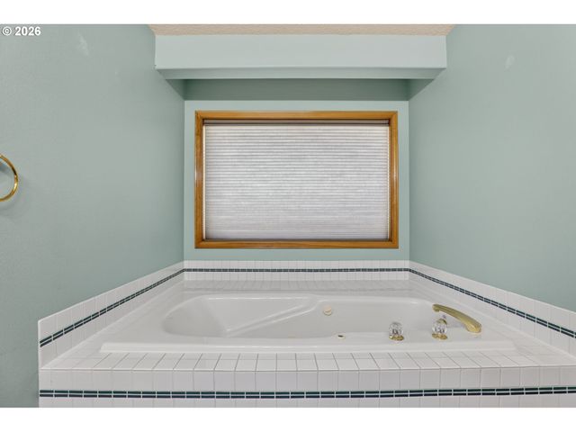 12405 COMINGER Dr, Oregon City, OR 97045