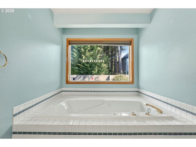 12405 COMINGER Dr, Oregon City, OR 97045