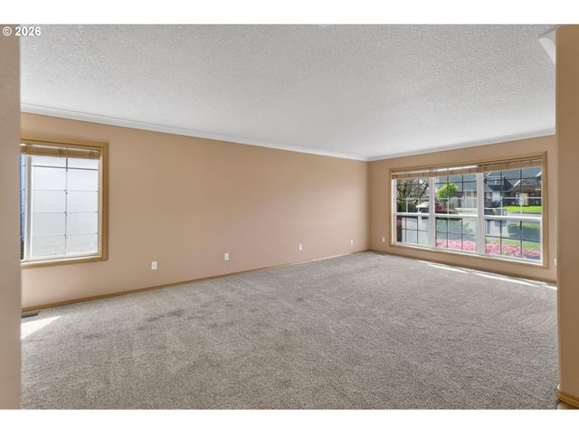 12405 COMINGER Dr, Oregon City, OR 97045