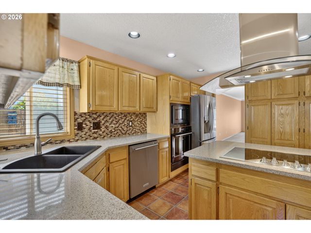 12405 COMINGER Dr, Oregon City, OR 97045