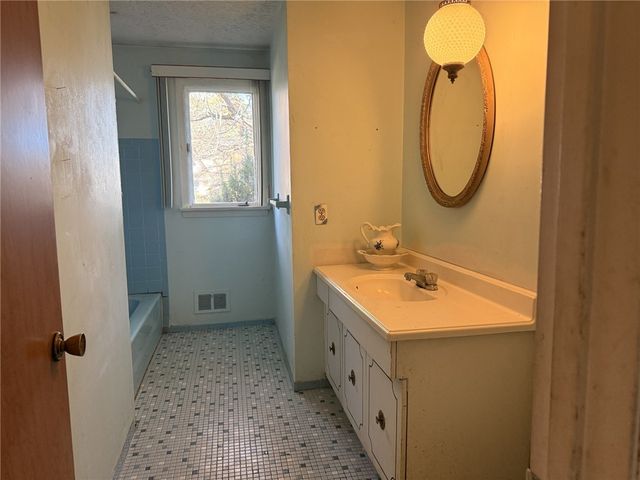 221 Rockway Drive, Greece, NY 14612