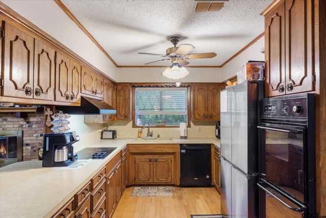 529 Woodside Dr, Hideaway, TX 75771