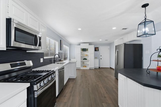 1911 Victoria Garden Drive, Richmond, TX 77406